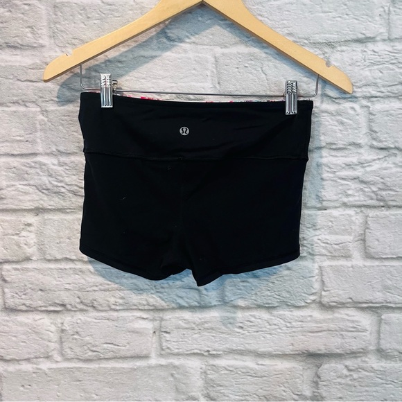 Lululemon Sz 4 Boogie Short Full-On Luon Black / Su14 Quilt 14 Floral Reversible - Picture 11 of 13